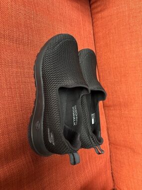 Skechers women’s Black Slip-On GOwalk Knit Sneakers - size 8